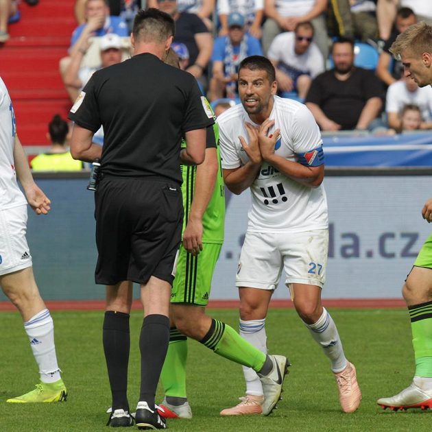 Milan Baroš (vpravo) z Ostravy dostává žlutou kartu od hlavního rozhodčího Pavla Fraňka (zády) v utkání, kde Baník bojoval s Mladou Boleslaví o postup do Evropské ligy.