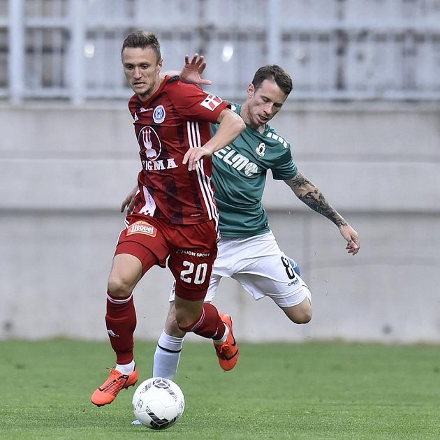 Utkání 10. kola první fotbalové ligy: FK Jablonec - Sigma Olomouc, 23. září 2019 v Jablonci nad Nisou. Zleva Šimon Falta z Olomouce a Jan Sýkora z Jablonce.