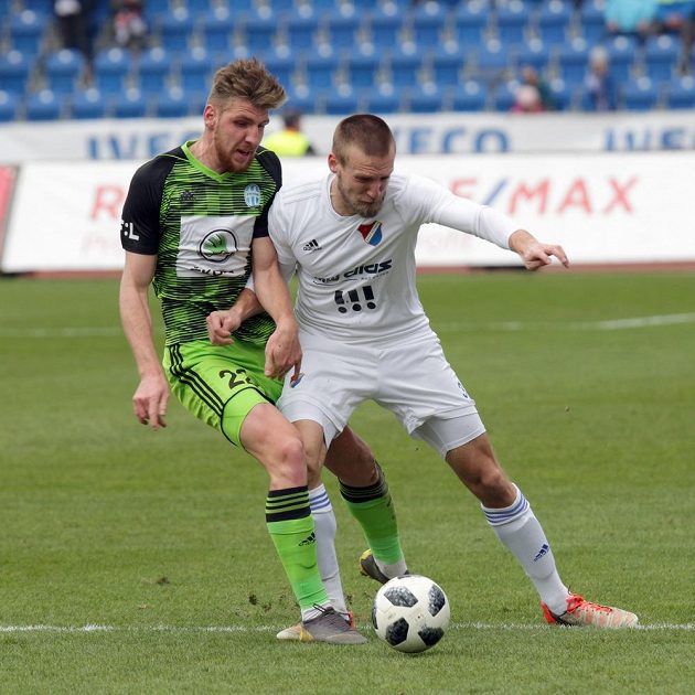 Ladislav Takács z Mladé Boleslavi a Martin Šindelář z Ostravy v akci během nejvyšší soutěže fotbalistů.