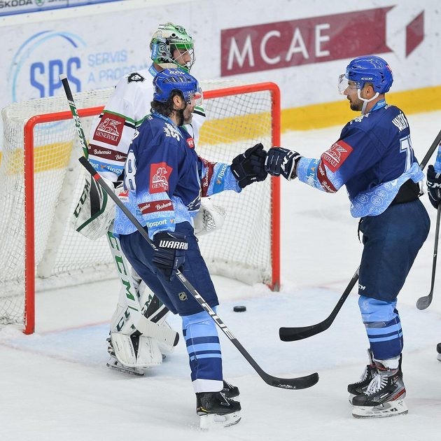 Autor prvního gólu Kladna Jakub Valský (vpravo) se raduje s Jaromírem Jágrem.