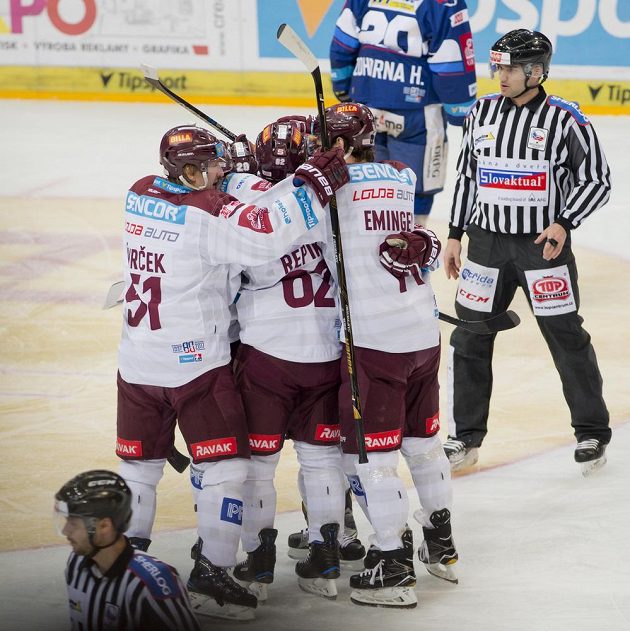 Hokejisté Sparty se radují z druhého gólu v síti Komety Brno ve čtvrtfinále play off hokejové extraligy.