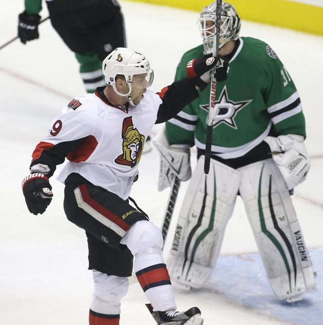 Útočník Ottawy Milan Michálek se raduje z gólu proti Dallasu. Vpravo je brankář Stars Antti Niemi.