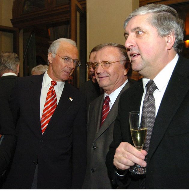 Jozef Vengloš (uprostřed) na archivním snímku s Franzem Beckenbauerem a Karolem Dobiašem před MS 2006.