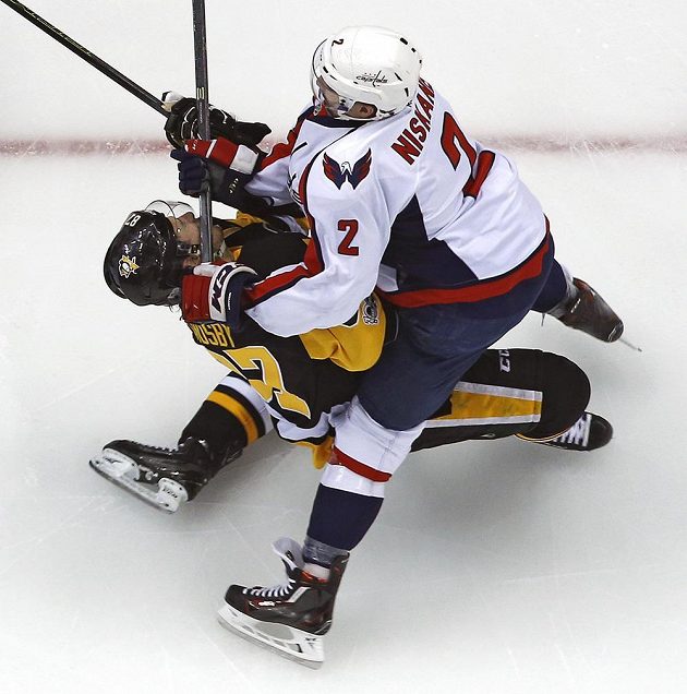 Inkriminovaný zákrok Matta Niskanena z Washingtonu na hvězdu Pittsburghu Sidneyho Crosbyho.