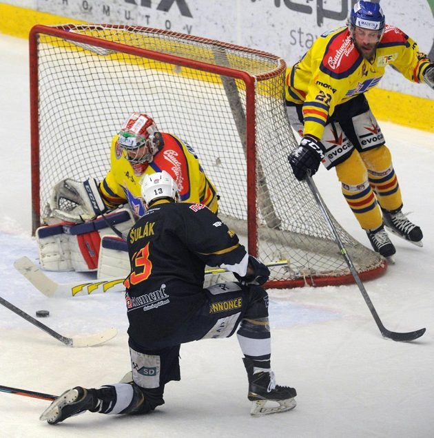 Chomutovský Libor Šulák (zády - černý) střílí vyrovnávací branku na 1:1 českobudějovickému brankáři Davidu Gábovi, vpravo je Marek Vaniš z Budějovic.