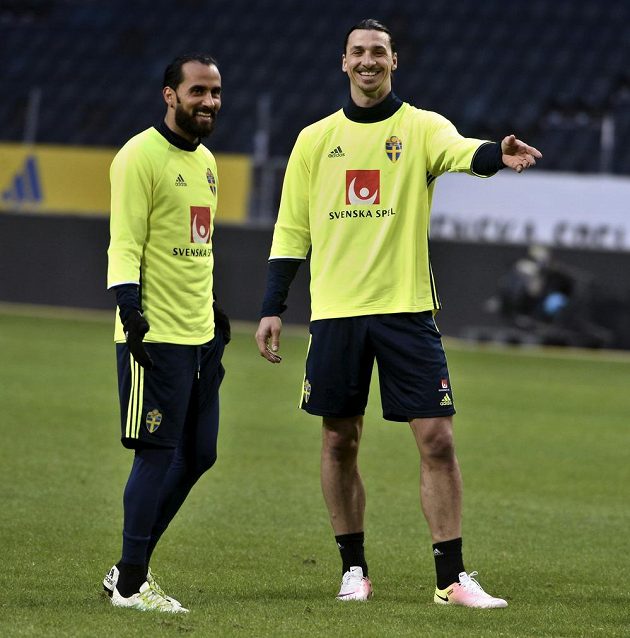 Švédové Erkan Zengin (vlevo) a Zlatan Ibrahimovic během tréninku před zápasem s Českem.