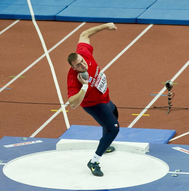 Český koulař Tomáš Staněk během kvalifikačního pokusu na halovém mistrovství Evropy v Praze.