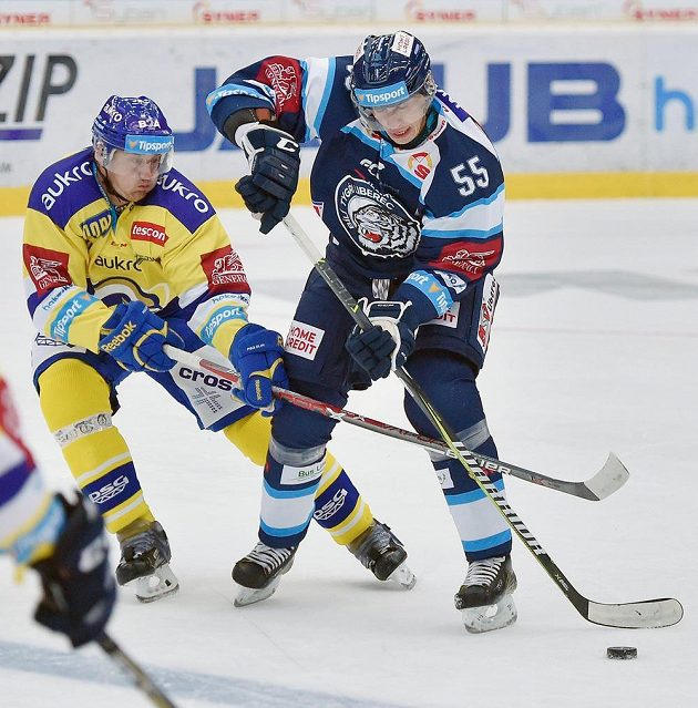 Martin Ševc (vpravo) z Liberce a Pavel Sedláček ze Zlína v utkání 3. kola extraligy.