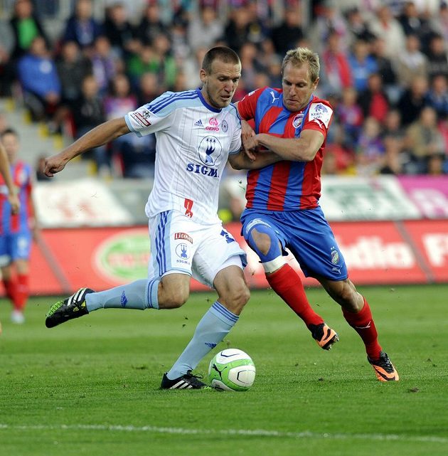 Plzeňský záložník Daniel Kolář (vpravo) v souboji se záložníkem Olomouce Martinem Šindelářem.