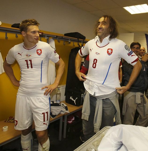Milan Škoda (vlevo) a herec Jakub Kohák během postupových oslav.