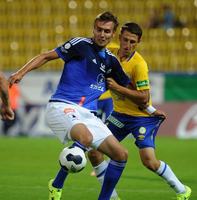 Olomoucký fotbalista Tomáš Chorý (vlevo) a Jan Krob z Teplic v utkání 1. kola Synot ligy.