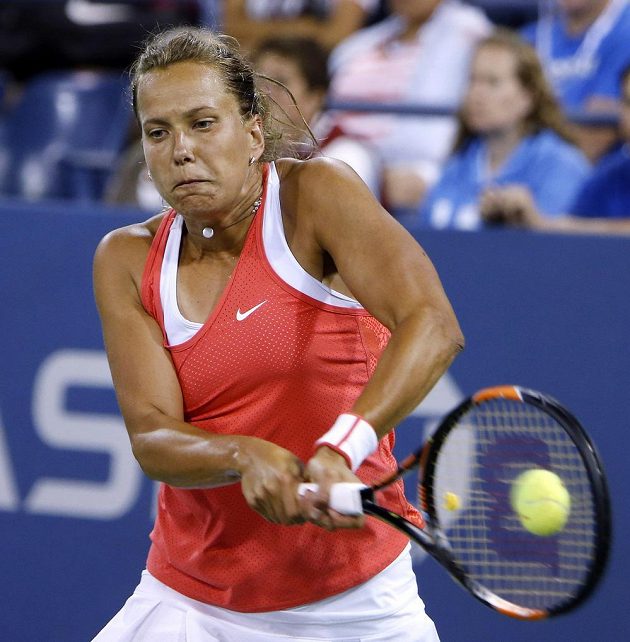 Česká tenistka Barbora Strýcová v zápase 3. kola US Open proti Němce Sabine Lisické.