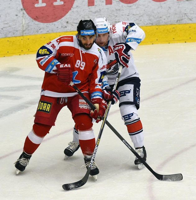 Roman Rác z Olomouce (vlevo) a Štěpán Hřebejk z Chomutova v utkání 45. kola extraligy.