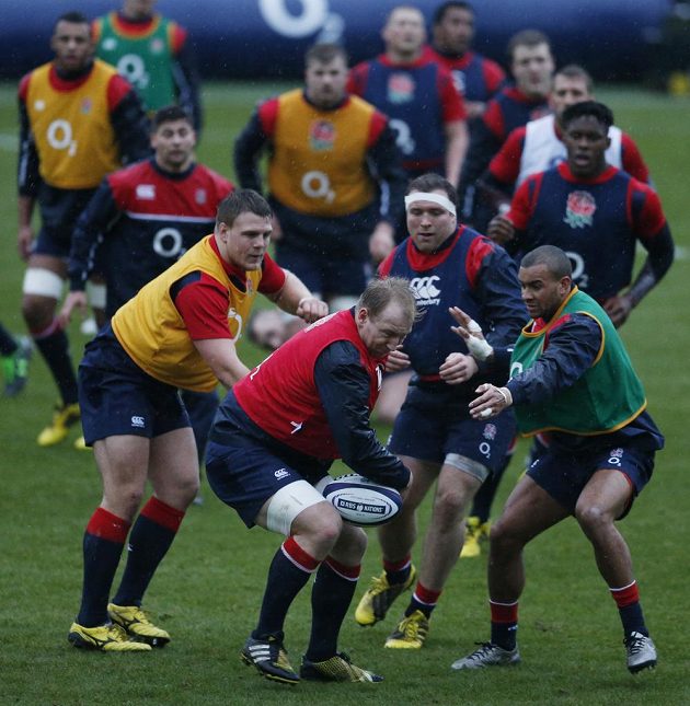 Matt Kvesic (uprostřed), Henry Thomas a Jonathan Joseph (vpravo) na tréninku Anglie.