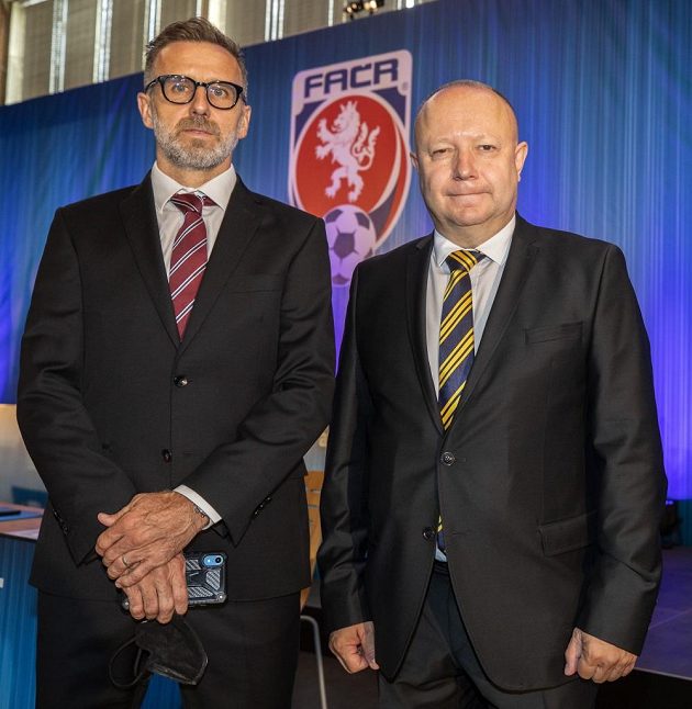 Karel Poborský (vlevo) a Petr Fousek ještě před volbou předsedy FAČR v Nymburce.