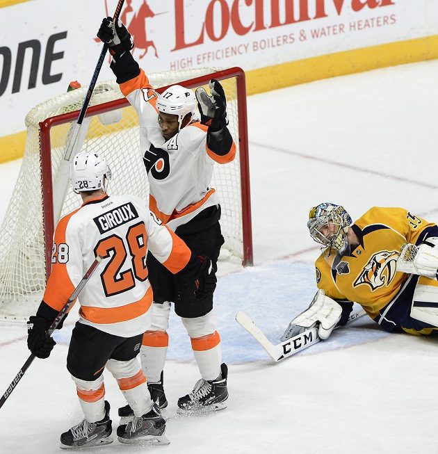 Útočníci Flyers Wayne Simmonds (17) a Claude Giroux táhli svůj tým proti Nashvillu. Oba dali po dvou gólech a jednou přihrávali.