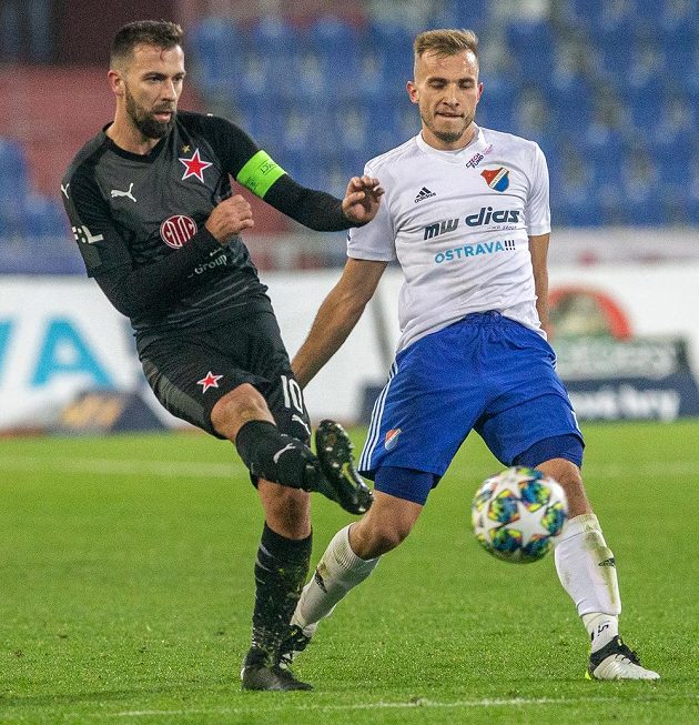 Josef Hušbauer ze Slavie a Nemanja Kuzmanovič z Ostravy v akci během utkání MOL Cupu.