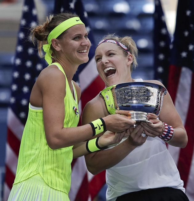 Lucie Šafářová a Bethanie Matteková-Sandsová slaví vítězství ve čtyřhře na US Open.