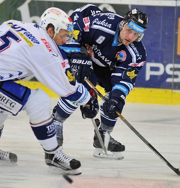 Útočník Komety Tomáš Vondráček (vlevo) a vítkovický obránce Tomáš Pastor v utkání 41. kola hokejové Tipsport extraligy.
