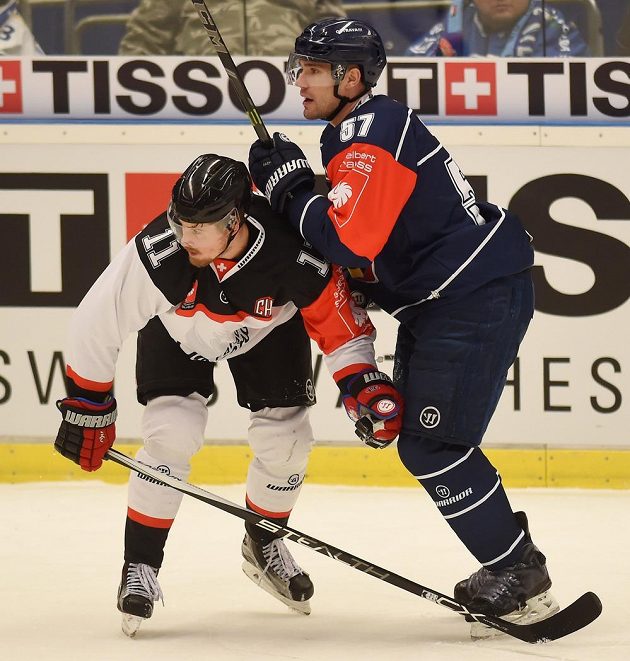 Rostislav Olesz (vpravo) z Vítkovic brání Romana Červenku z Fribourgu v prvním duelu čtvrtfinále Ligy mistrů.