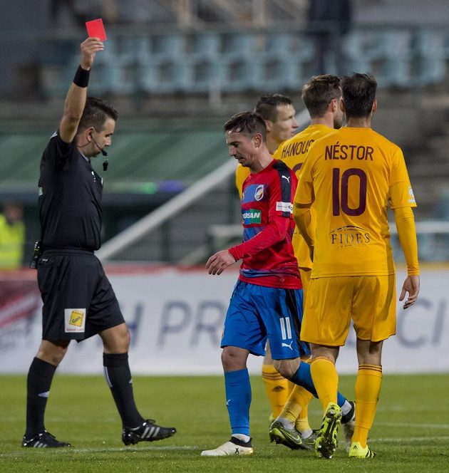 Milan Petržela z Plzně (uprostřed) dostává červenou kartu od rozhodčího Jana Jílka.