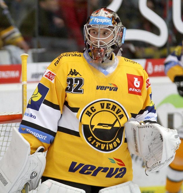 Brankář Jaroslav Janus při své extraligové premiéře v dresu Litvínova vychytal čisté konto.