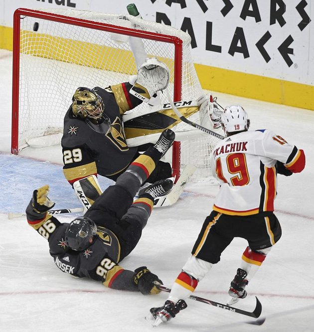 Brankář Vegas Golden Knights Marc-Andre Fleury (29) zasahuje v utkání NHL, na ledě se mu snaží pomoci Tomáš Nosek (92).