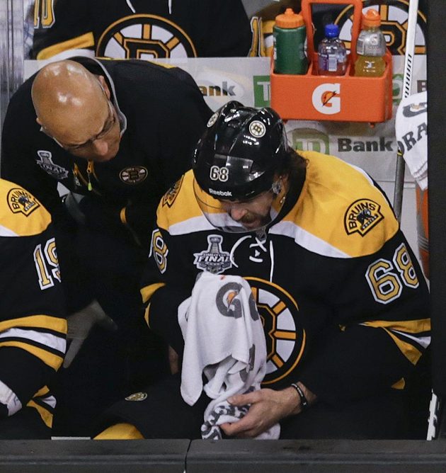 Jaromír Jágr na střídačce Bostonu, když během první třetiny utržil tržnou ránu v obličeji.