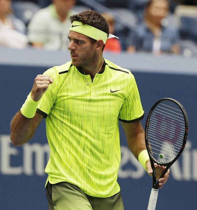 Juan Martín del Potro se raduje z výhry v prvním setu nad Dominicem Thiemem. Rakušan mu poté v průběhu druhé sady vzdal.