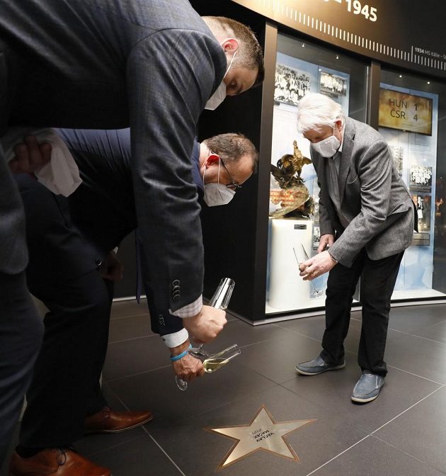 Václav Mašek (vpravo) pokřtil svoji hvězdu v Síni slávy FAČR.