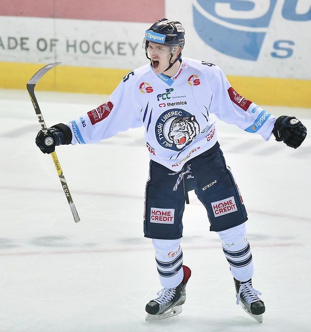Autor prvního gólu Jan Ordoš z Liberce slaví svou trefu během pátého zápasu semifinále play off hokejové extraligy s Piráty z Chomutova.