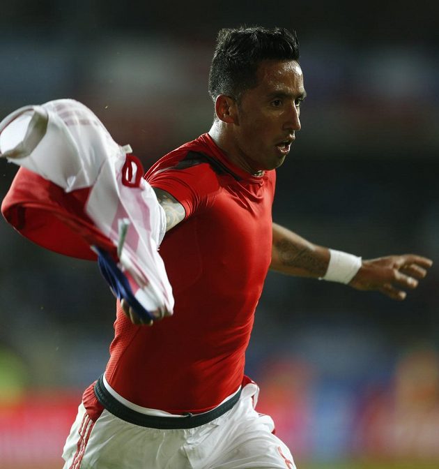 Útočník Paraguaye Lucas Barrios slaví gól do sítě Argentiny na mistrovství Jižní Ameriky.