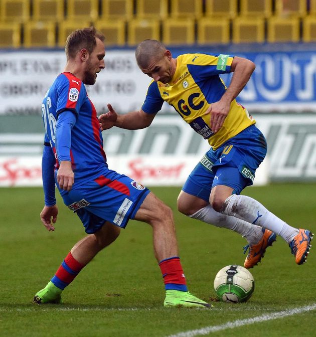 Daniel Kolář z Plzně dal v lize gól Slavii i Spartě, proti Teplicím se ale neprosadil. Na snímku je v souboji s teplickým Janem Rezkem.