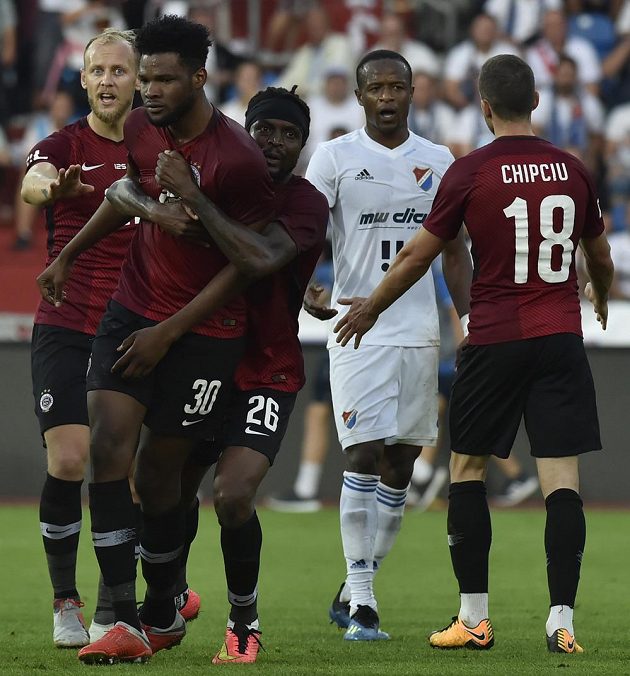 Zleva Semih Kaya, Benjamin Tetteh a Costa Nhamoinesu ze Sparty, Dame Diop z Baníku a další sparťan Alexandru Chipciu.