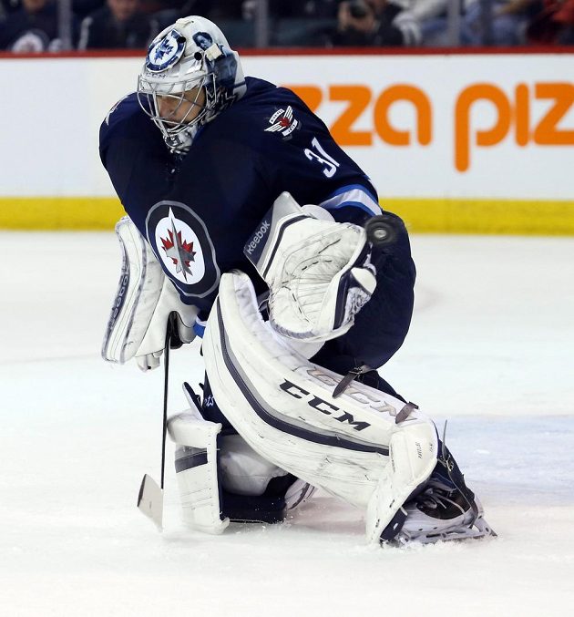 Český brankář Winnipegu Ondřej Pavelec (30) vyráží jednu ze střel hráčů Chicaga v zápase NHL.