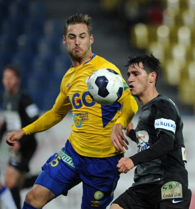 Teplický obránce Patrik Dressler (vlevo) a jablonecký záložník Ruslan Mingazov v zápase 14. kola Synot ligy.