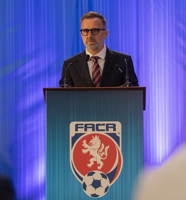 Karel Poborský na valné hromadě FAČR v Nymburce.