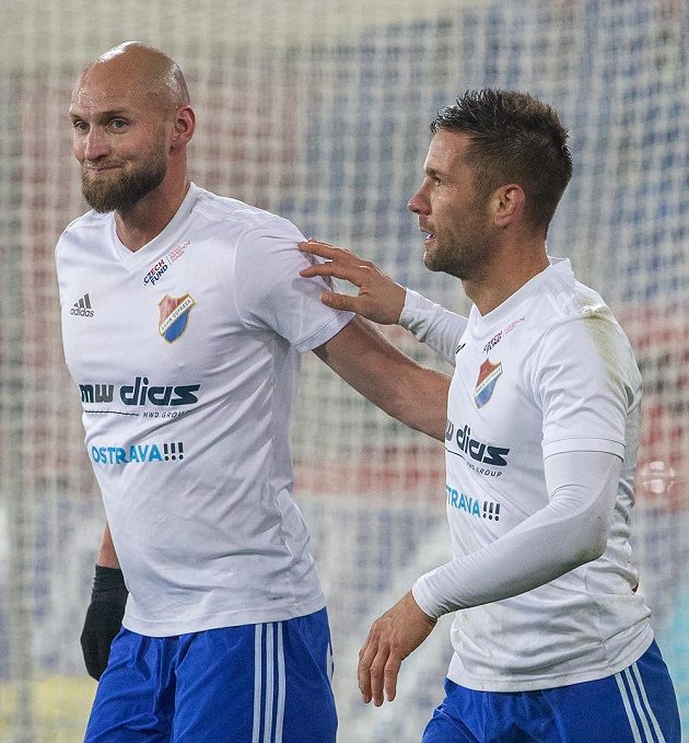 Fotbalisté Baníku Ostrava Tomáš Smola a Martin Fillo se radují z postupu přes pražskou Slavii v osmifinále MOL Cupu.