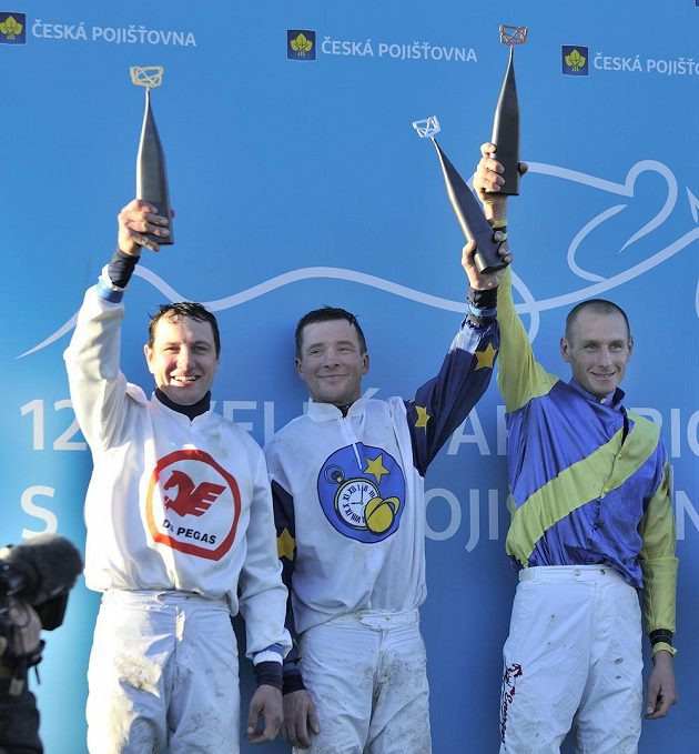 Nejlepší žokejové z 123. ročníku Velké pardubické. Vlevo první Jan Faltejsek, druhý Dušan Andrés (uprostřed) a třetí Jaroslav Myška při přebírání trofejí.