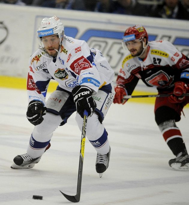 Brněnský Marcel Haščák z Brna je sledován Rastislavem Dejem z Hradce Králové během šestého semifinále play off hokejové extraligy.