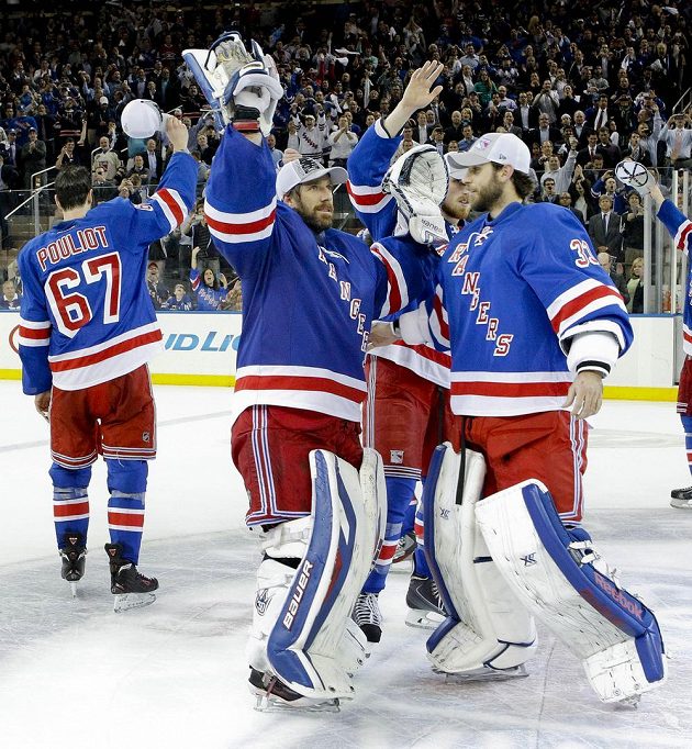 Brankář Rangers Henrik Lundqvist (uprostřed) se svým náhradníkem Camem Talbotem (33) po výhře v šestém semifinále s Montrealem.