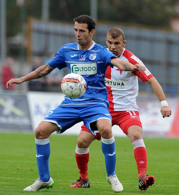 Ústecký záložník Jiří Miskovič (vlevo) si kryje míč před záložníkem Slavie Levanem Keniou.
