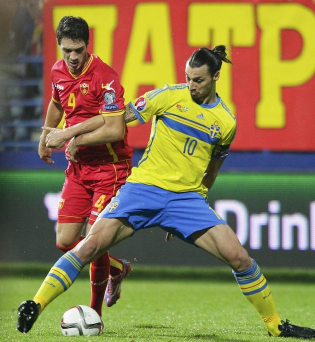 Švédský kanonýr Zlatan Ibrahimovic (vpravo) bojuje o míč s Nikolou Vukčevičem z Černé Hory.