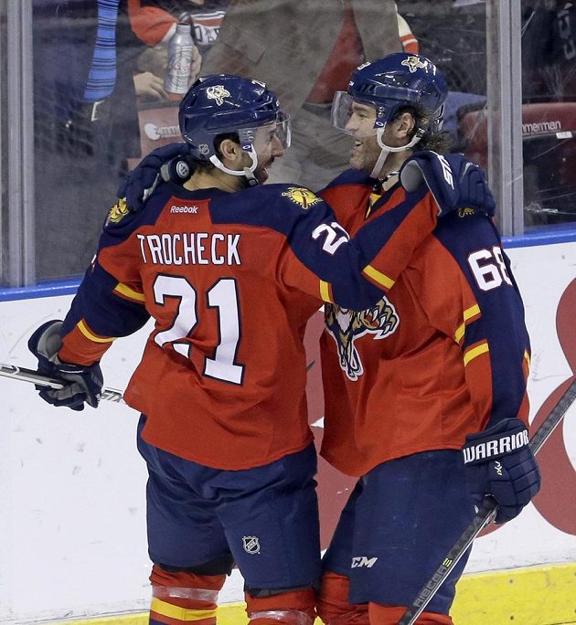 Hokejisté Floridy Vincent Trocheck (21) a Jaromír Jágr se radují ze vstřeleného gólu v duelu proti Red Wings.