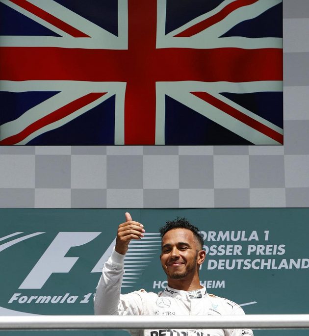 Lewis Hamilton má důvod k úsměvu, triumfem ve Velké ceně Německa si upevnil vedení v seriálu MS.