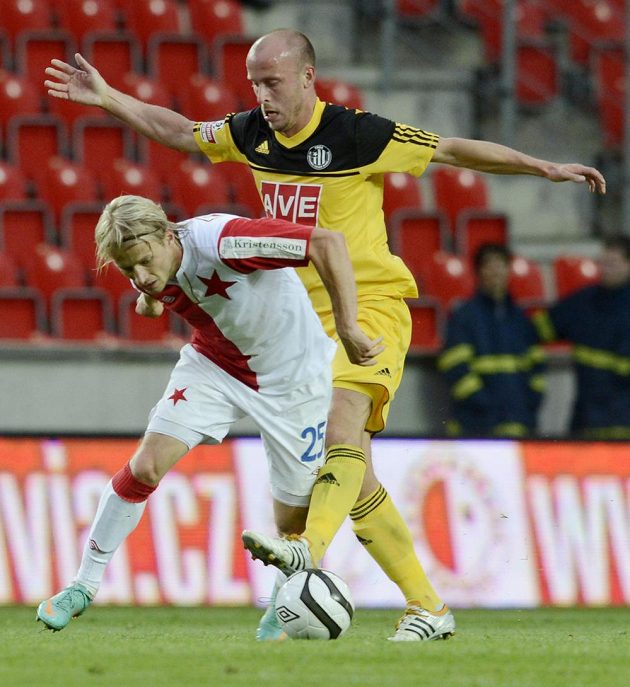 Hrdina středečního utkání Tomáš Mičola ze Slavie (vlevo) a Ivo Táborský z Českých Budějovic.
