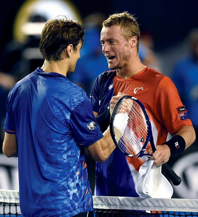 Španěl David Ferrer (vlevo) si podává ruku s Lleytonem Hewittem po zápase druhého kola Australian Open.