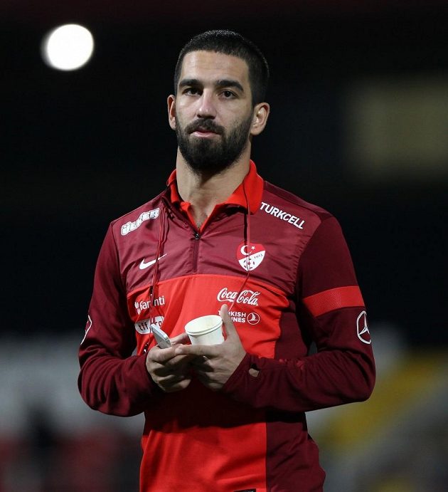 ARDA TURAN - Šestadvacetiletý turecký reprezentant čeká marně na start na velkém turnaji. Do JAR jeho tým nejel, na EURO 2012 se neprobojoval, neboť skončil v baráži, neuspěl ani v kvalifikaci o Brazílii. Turan ceněný na 24 miliónů eur a působící momentálně v Atlétiku Madrid musí čekat dál.