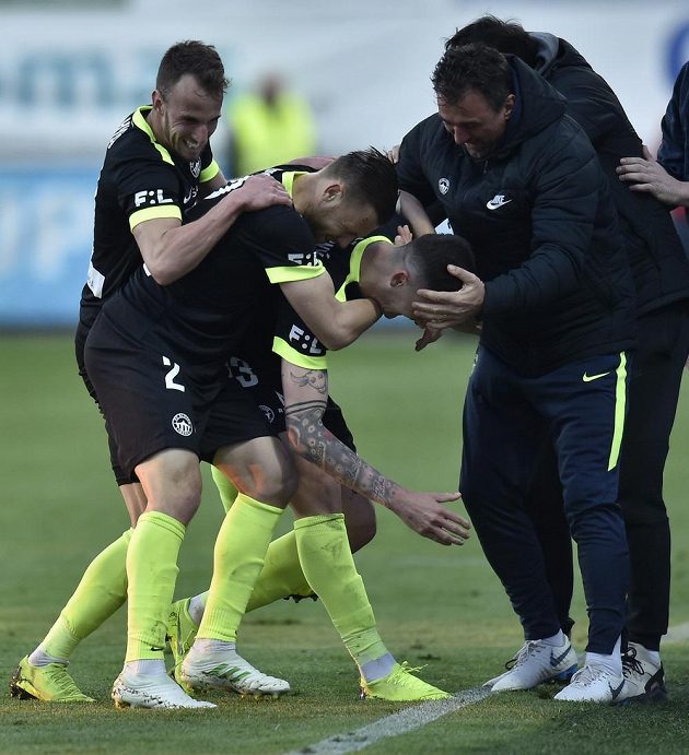 Liberecká radost! Fotbalisté Slovanu se radují z gólu, který vstřelil Roman Potočný (třetí zleva).