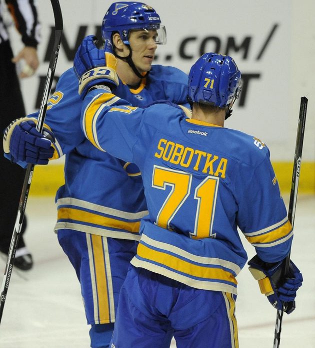 Český útočník Vladimír Sobotka (71) odehrál za St. Louis Blues první zápas a hned dal gól. Fanoušci mu nadšeně aplaudovali.